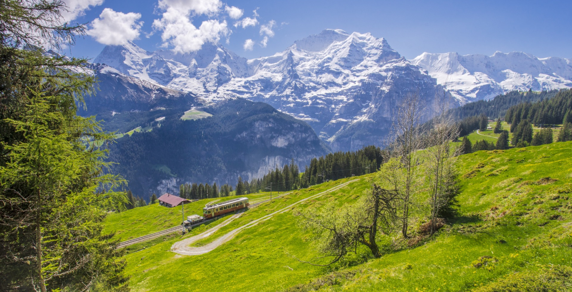 Le train traverse un magnifique paysage dans les Alpes - Freepik by @wirestock